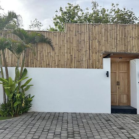 The Suites By The Young Villas Uluwatu Exteriör bild