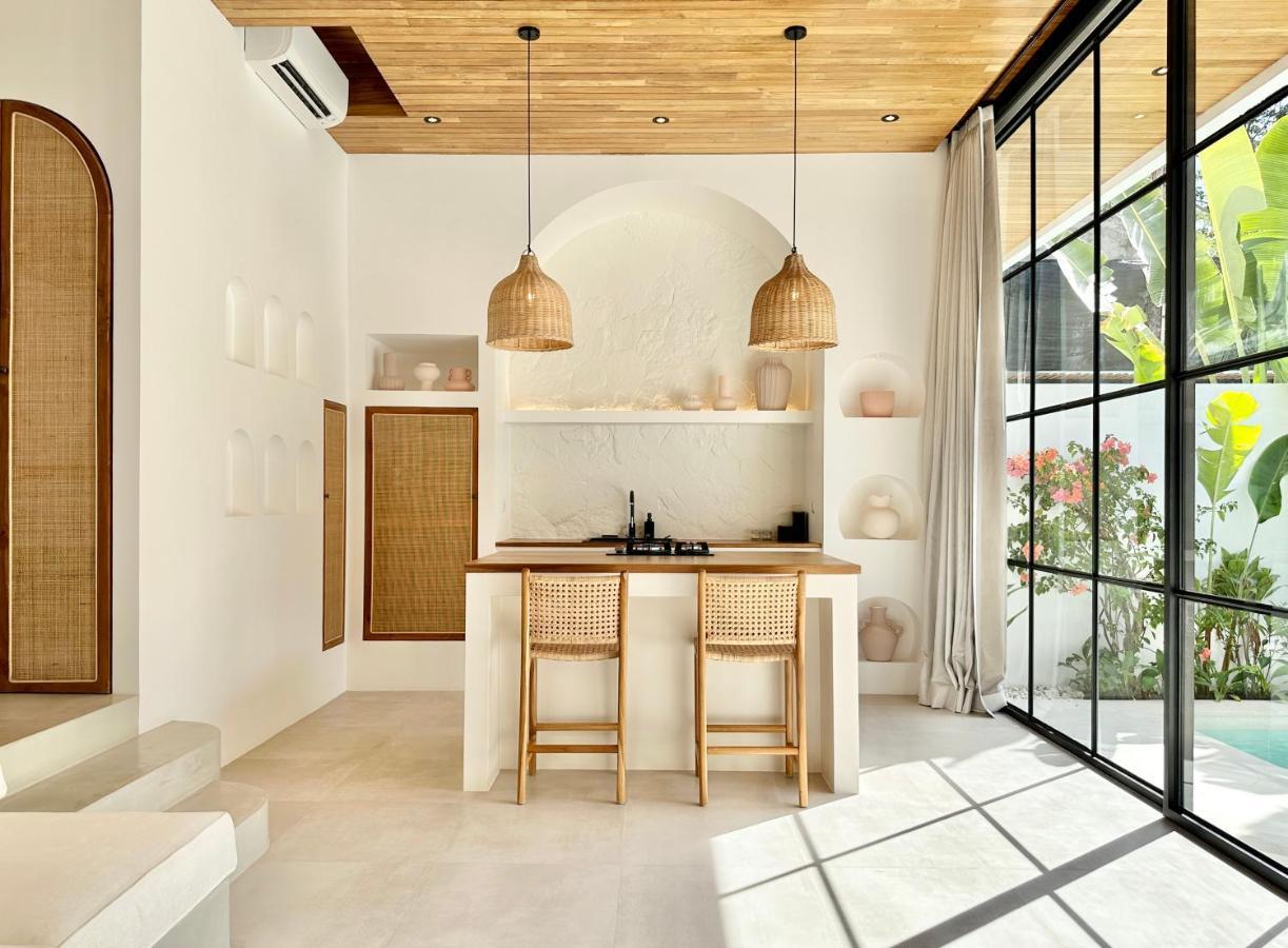 The Suites By The Young Villas Uluwatu Exteriör bild