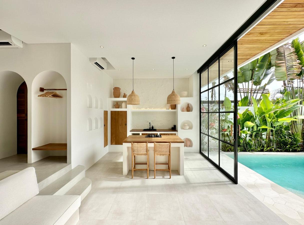 The Suites By The Young Villas Uluwatu Exteriör bild