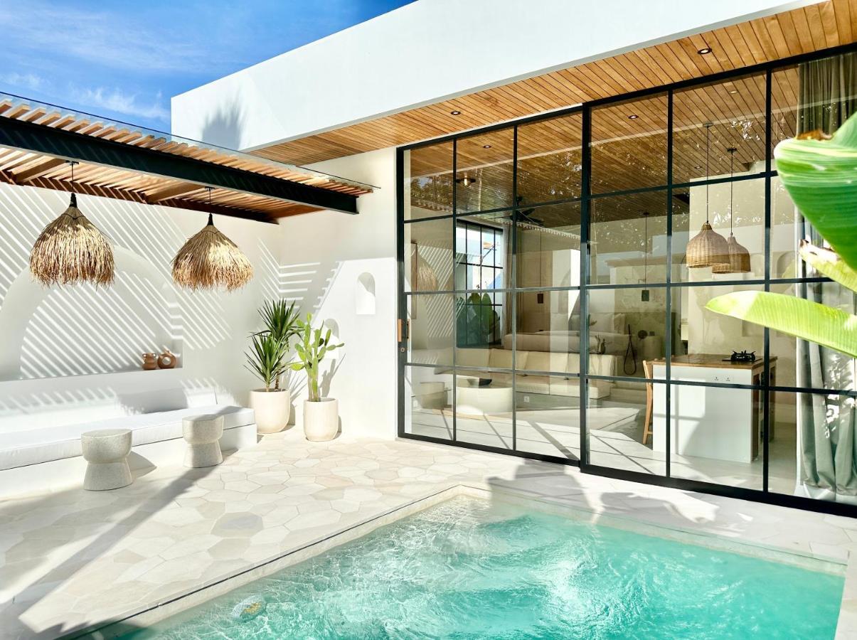 The Suites By The Young Villas Uluwatu Exteriör bild
