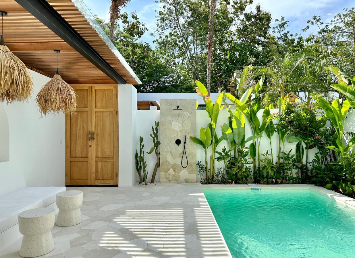 The Suites By The Young Villas Uluwatu Exteriör bild