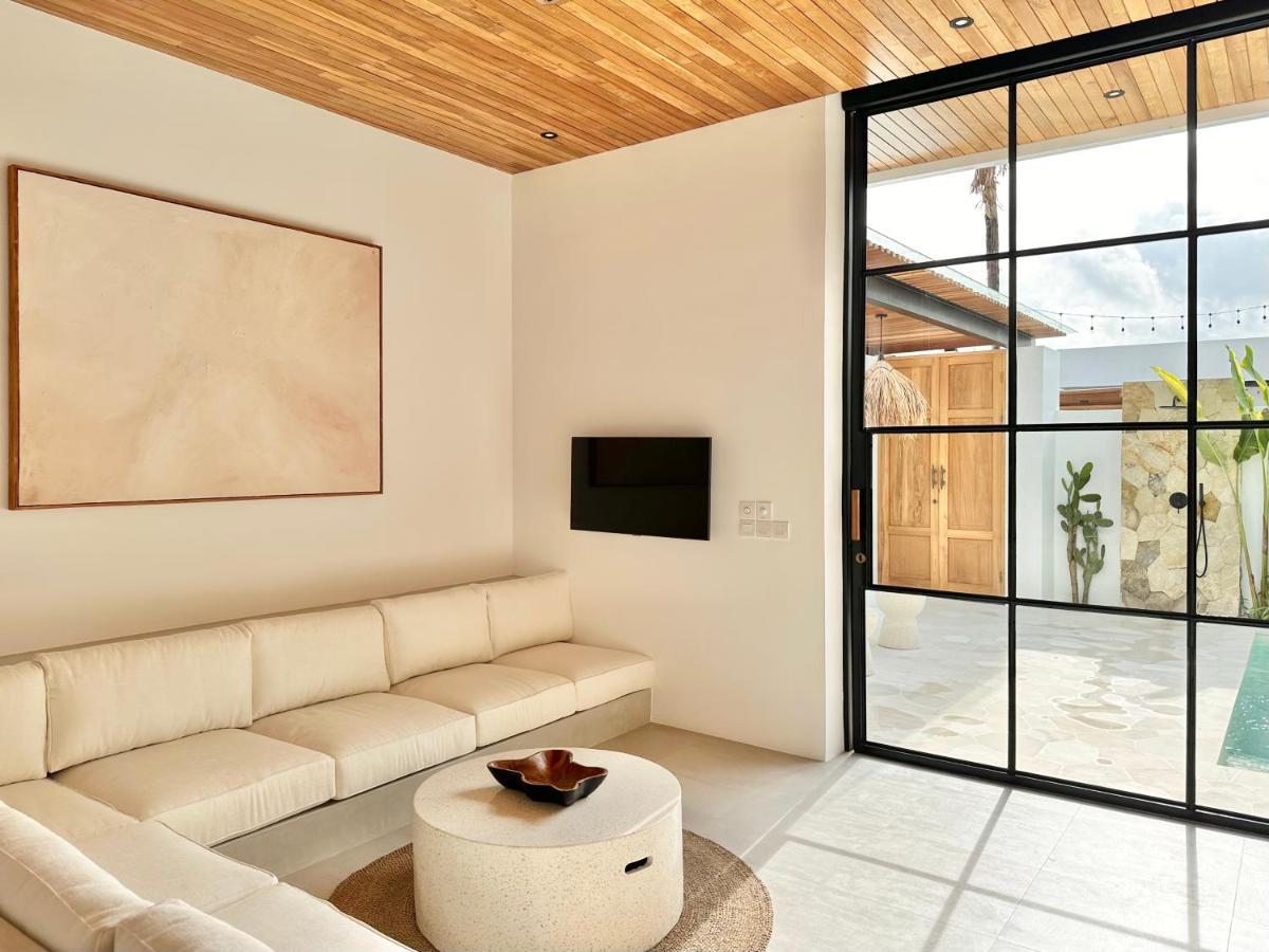 The Suites By The Young Villas Uluwatu Exteriör bild