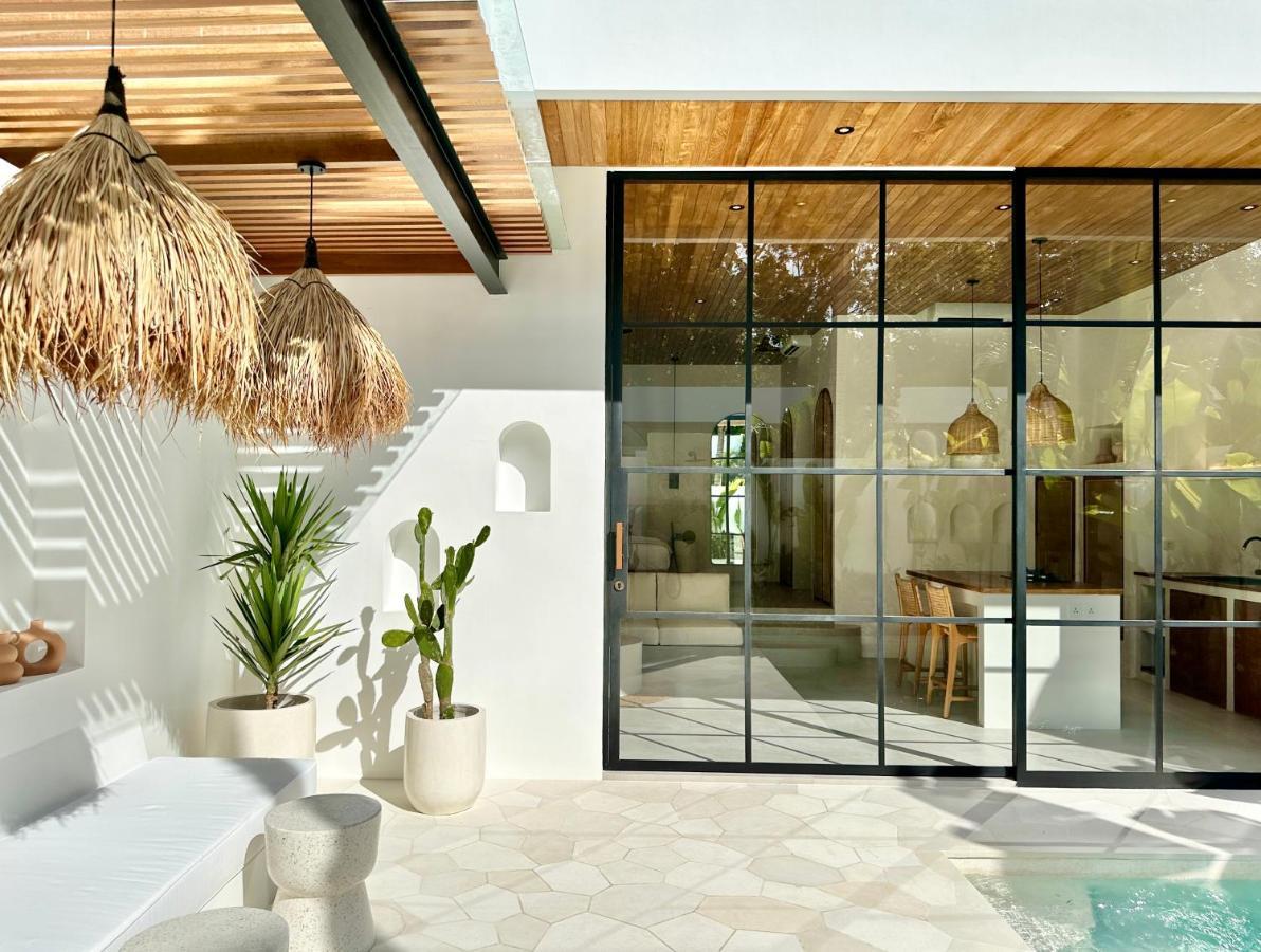 The Suites By The Young Villas Uluwatu Exteriör bild