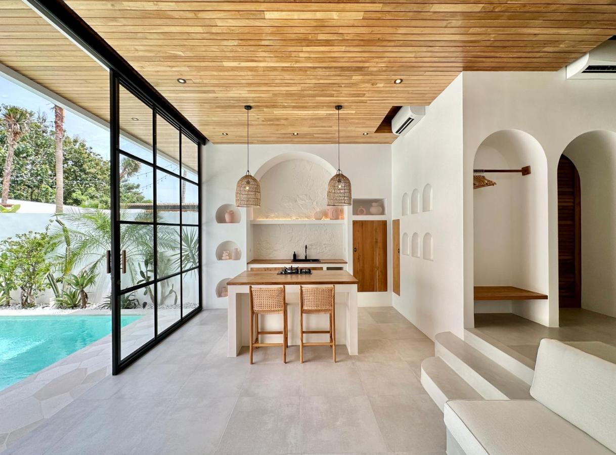 The Suites By The Young Villas Uluwatu Exteriör bild