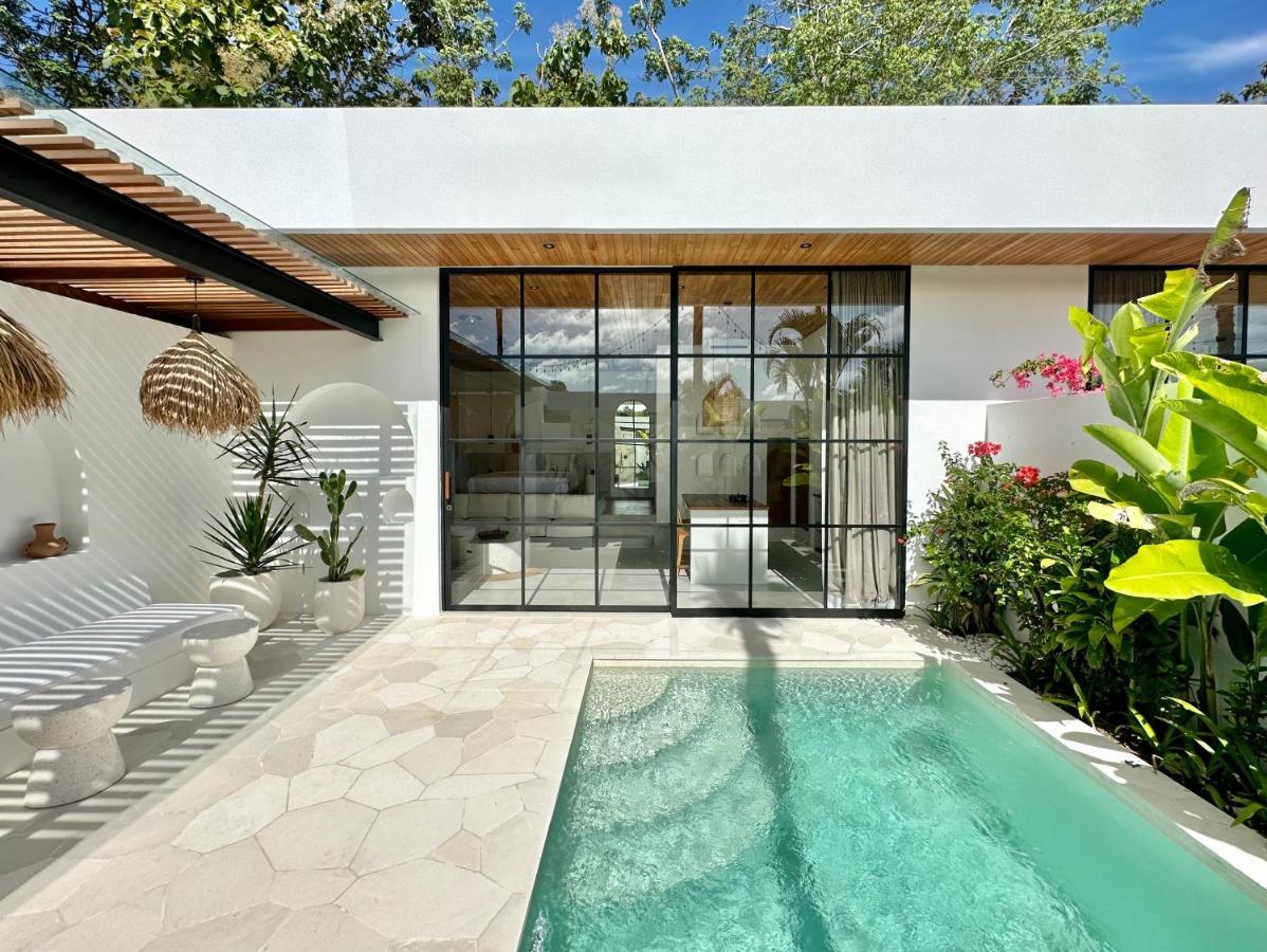 The Suites By The Young Villas Uluwatu Exteriör bild
