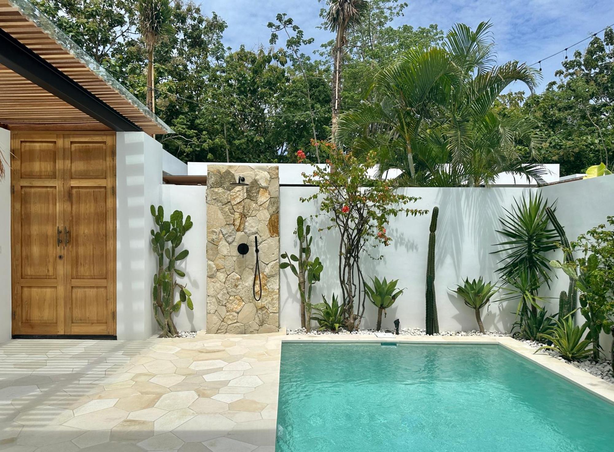 The Suites By The Young Villas Uluwatu Exteriör bild